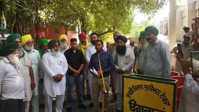ਬਰਨਾਲਾ: ਡੀਸੀ ਦਫ਼ਤਰ ਅੱਗੇ ਗਰਜੇ ਕਿਸਾਨ; ਕੇਂਦਰ ਤੇ ਪੰਜਾਬ ਸਰਕਾਰ ਖ਼ਿਲਾਫ਼ ਖੋਲ੍ਹਿਆ ਮੋਰਚਾ