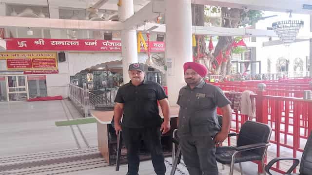 ਮੰਦਰ ’ਚ ਆਉਣ ਵਾਲੇ ਹਰ ਸ਼ਰਧਾਲੂ ਦੀ ਕੀਤੀ ਜਾ ਰਹੀ ਚੈਕਿੰਗ