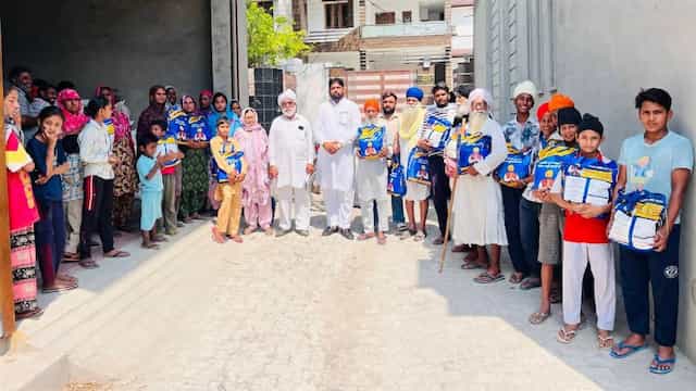 ‘ਮੇਰੀ ਰਸੋਈ’ ਮੁਹਿੰਮ ਤਹਿਤ ਸਰਪੰਚ ਨੇ ਲੋੜਵੰਦ ਪਰਿਵਾਰਾਂ ਨੂੰ ਵੰਡੀਆਂ ਰਾਸ਼ਨ ਕਿੱਟਾਂ
